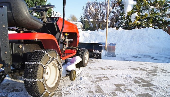 Skotta snö med åkgräsklippare - Trädgårdstraktor med snöblad